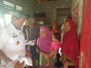 Bupati Loekman Batu Danai Pembangunan Rumah Warga Yang Nyaris Roboh