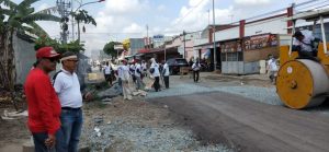 Untuk Masyarakat Lamteng, Hari Libur Bupati Loekman Ngantor dan Kawal Perbaikan Jalan Rusak