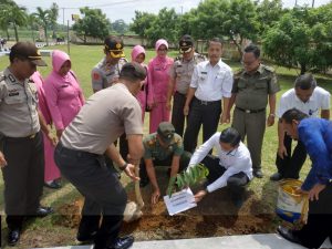 Polres Lamteng Programkan Penghijauan Tanam Pohon Berbuah Duit