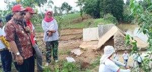 Tanggul Way Tipo Jebol, Bupati Loekman Respon Cepat Perbaiki Dengan Gotong Royong