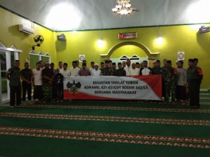 Wilayah Teritorial Sasaran Danramil 421-02/ Gedongtatan Gelar Sholat Subuh