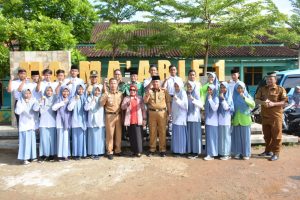 Tinjau Perekaman E-KTP di MA Ma’arif 1 Punggur, Ellya Lusiana Loekman : Ini Bukti Pelayanan Gratis Program Kerja Bupati