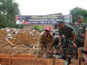 Dibalut Dengan Gotong Royong, TMMD Ke-107 Bangun Mushola dan Bedah Rumah Hingga Jalan Onderlagh