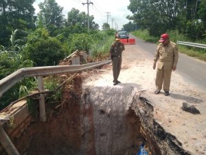 Lihat Jalan Rusak Bupati Loekman Instruksikan Dinas Bina Marga Perbaiki