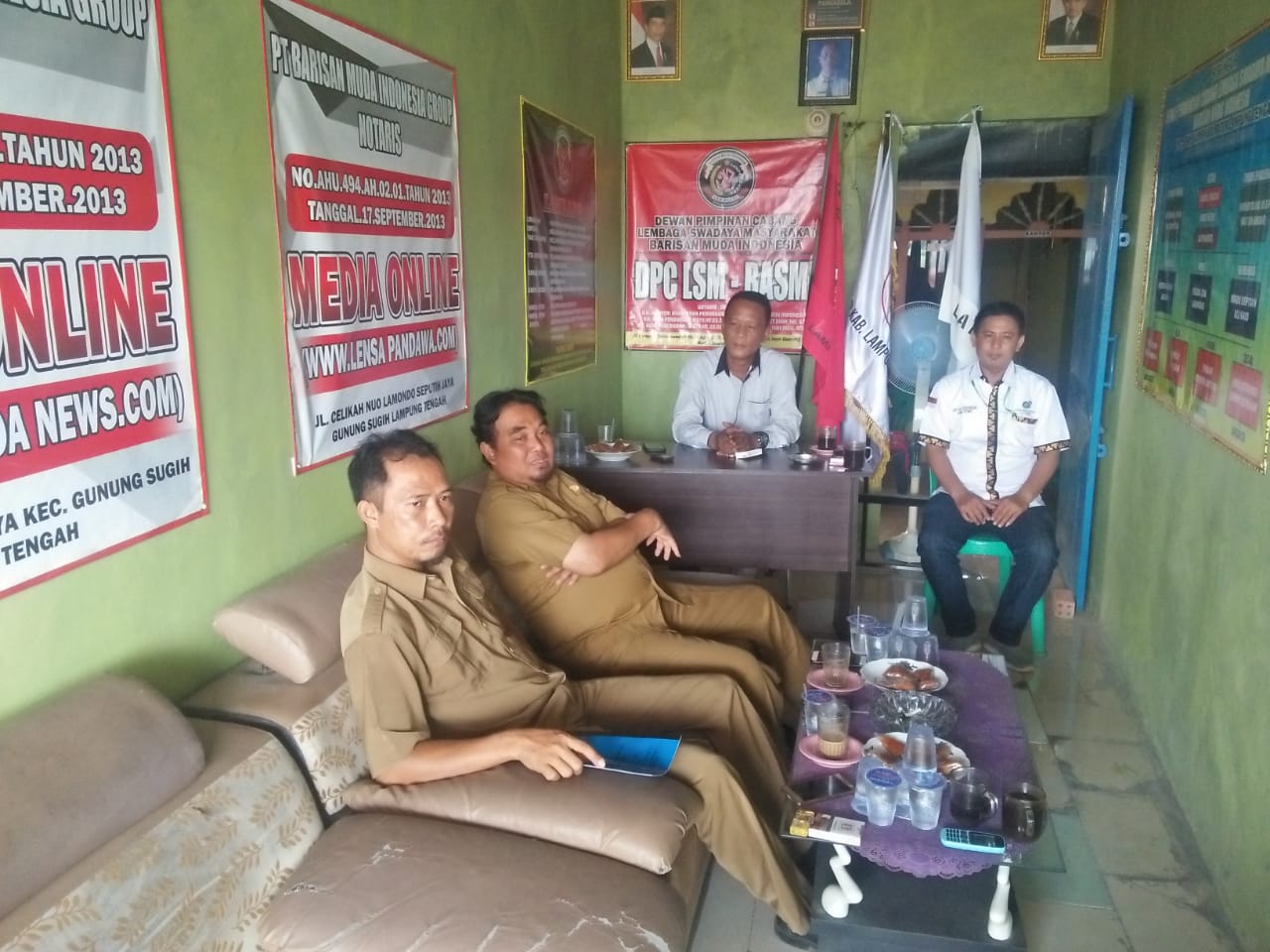 Ketua LSM Basmi Lamteng Abdul Razak, di dampingi Sekertaris Basmi Aswar, mendapat kunjungan Kakam Nambah Dadi Supardiyanto, didampingi Sekdes Ahmadi menjalin kerjama dalam pengawasan pembangunan 