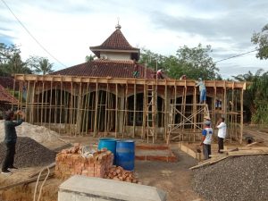 Kades Wiyono Bersama Masyarakat Gotong Royong Perbaiki Masjid Nurul Rohman 