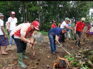 Agenda Padat, Bupati Loekman Masih Bisa Sempatkan Diri Gotong Royong