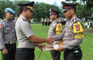 Kapolres Lamteng Berikan Reward dan Punishment Dua Bhabinkamtibmas, Ini Berkat Kinerjanya !