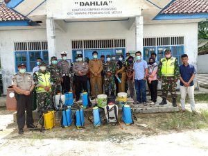Cegah Virus Corona, Kades Simpang Pematang Besama Dinkes dan TNI/Polri Lakukan Penyemprotan Ditempat Umum 