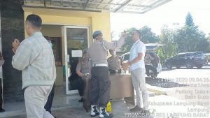 Cegah Penyebaran Covid-19, Polres Lambar Cek Tamu Yang Datang