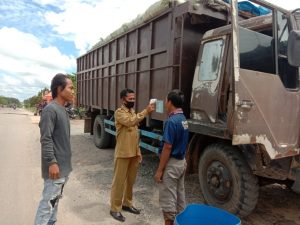 Cegah Virus Corona, Kades Aji Jaya Cek Suhu Tubuh Sopir Truk