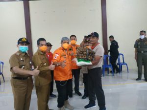 Bupati Loekman Salurkan Bantuan Beras dan Telur ke Masyarakat Terdampak Covid-19