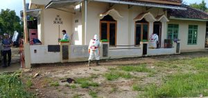 Penyemprotan Disinfektan, Masyarakat Ucapkan Terimaksih Ke PMI dan Polres Way Kanan