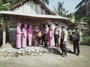 Polsek Blambangan Umpu Bagikan Sembako Ditengah Pandemi Covid-19