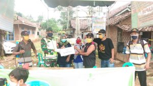 Perintah Dandim 0421 Babinsa Negri Katon Putus Mata Rantai Covid19 Dengan Cara Bagikan Masker dan Vitamin