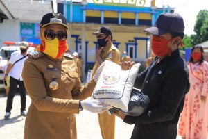 Bupati Winarti Beli 135 Ton Beras Lokal Untuk Masyarakat Terdampak Pandemi Covid-19