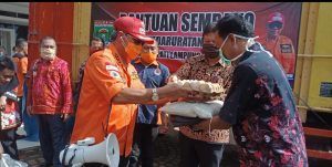 Bupati Loekman Terus Salurkan Bantuan Sembako ke Masyarakat Terdampak Covid-19