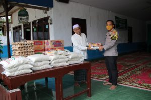 Kapolres Lamteng Berikan Bantuan Sembako ke Ponpes Darussa’adah