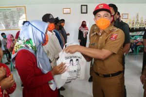 Bupati Parosil Salurkan Bantuan Ke Masyarakat Terdampak Pandemi Covid-19