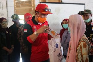 Peduli Warganya, Bupati Parosil Terus Salurkan Bantuan Sembako dan Masker