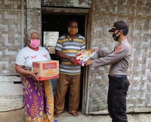 Jabat Kapolres Lamteng, AKBP Popon Ardianto Sunggoro Bagikan Sembako