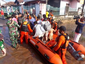 Basarnas Lampung Bersama Tim SAR Gabungan Evakuasi Korban Banjir