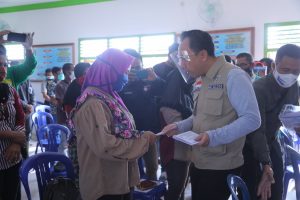 Bupati Adipati Bagikan BST APBD Covid-19 di Kecamatan Baradatu