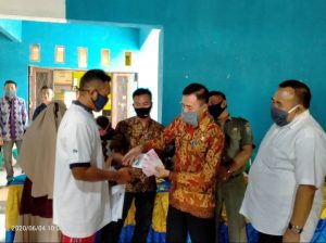 Kakam Gunung Sangkaran Salurkan BLT-DD, 178 KK Terima Bantuan 