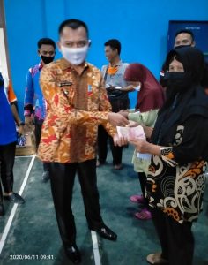 Kakam Gistang Salurkan BLT-DD Tahap Kedua, 162 KK Terima Bantuan 