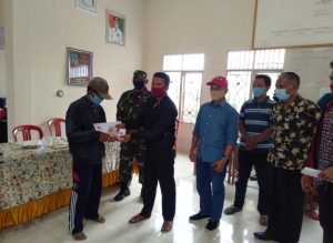 Bupati Parosil Serahkan Bansos Pada Masyarakat Terdampak Covid-19
