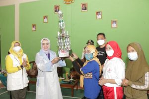 Baksos di Pringsewu, Ketua TP PKK Riana Sari Arinal Serahkan 4 Piala Lomba