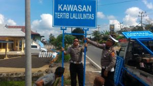 Pasang Rambu – Rambu, Satlantas Polres Lambar Imbau Pengendara Taat Lalin