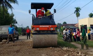 Respon Keluhan Masyarakat, Bupati Loekman Perbaiki Jalan Rusak di Jalinbar