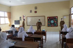 Kadis Dikbud Lampung Tinjau KBM Tatap Muka Langsung SMA dan SMK di Pesawaran