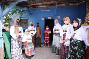 Riana Sari Arinal Turun Langsung Bagikan Daging Qurban