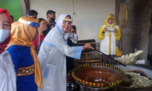 Riana Sari Peduli UMKM Pembuat Kripik