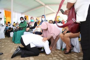 Daftar Calon Bupati, Musa Sujud di Kaki Ibunya Mohon Doa Restu
