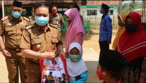 Wabup Lambar Mad Hasnurin Bagikan Seragam Sekolah Gratis