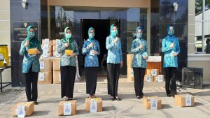 Peduli Covid-19, Riana Sari Arinal Distribusikan Paket Sembako dan Ribuan Masker Ketua TP PKK Kabupaten