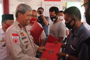 Bupati Loekman Serahkan Sertifikat Usaha Gratis ke 54 Pelaku UKM