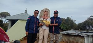 Tim Intailampung.com Lambar Kibarkan Merah Putih di Puncak Gunung Pesagi