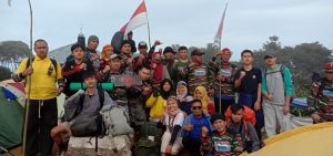 Pasukan Brigade 17 LMP Lambar Kibarkan Merah Putih di Puncak Gunung Pesagi