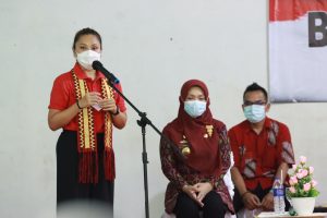Penasihat Dharma Wanita Persatuan Kementerian Sosial, Grace Batubara Berikan Bantuan Sembako Untuk Masyarakat Lampung Selatan