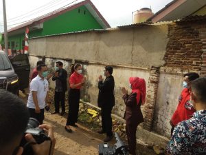 Bagi Sembako, Istri Menteri Sosial Sambangi Desa Karang Anyar