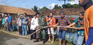 Babinsa Koramil 422-06 Sumber Jaya Bantu Warga Padamkan Kebakaran