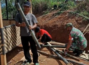 Serda Febriansah Gotong – Royong Bersama Warga Membuat Gasebu