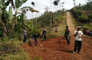Serka Winardi Gotong Royong Bersama Masyarakat Bersihkan Badan Jalan