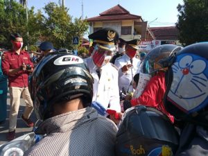 Pemkot Metro Bagikan Ribuan Masker ke Pengedara di HUT RI Ke-75