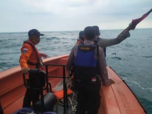 Tim SAR Gabungan melakukan Pencarian Korban Kecelakaan Kapal di Labuhan Maringgai
