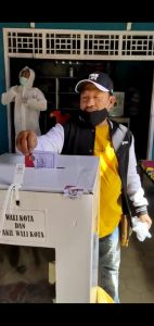 Warga Ke TPS Bawa Burung Nuri Dipundak Kanan